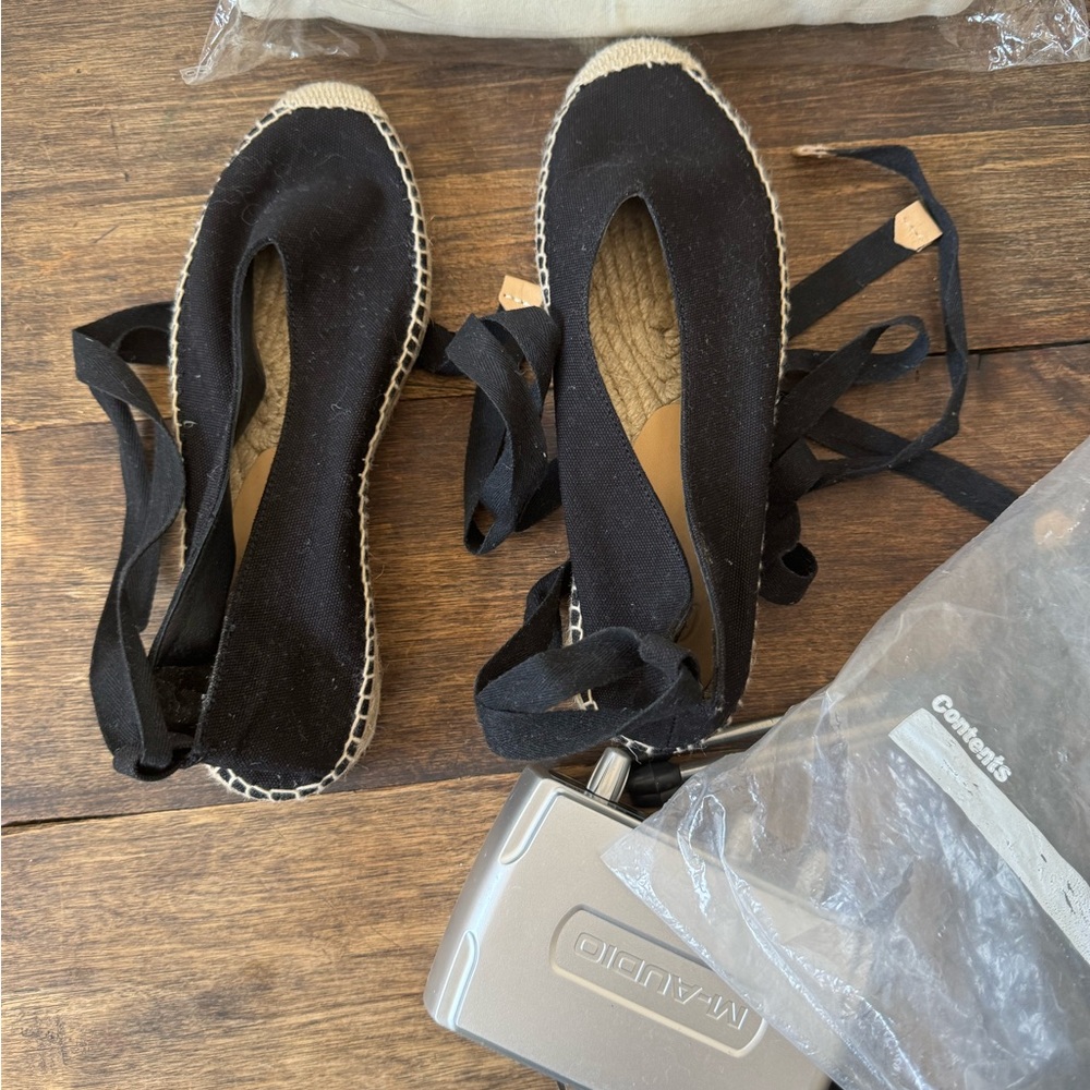A true size 38 so a little too snug. I wear a size 8 1/2. I’ve never worn them! - Picture 2 of 4